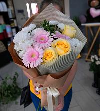 Букет цветов из:  Герберы, Розы и Хризантемы в Новобатайске