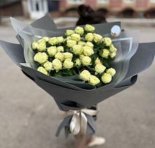 Букет Белые кустовые розы Солинеро в Новобатайске