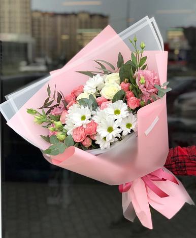Букет цветов из: Розы, Лизиантусы и Хризантемы в Новобатайске